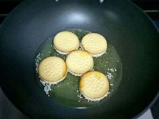 11、南瓜饼,南瓜饼依次都完成后，锅里放入油烧热