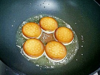 12、南瓜饼,将南瓜饼炸至两面金黄即可