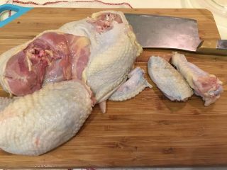 2、无敌台式三杯鸡,先把鸡只分解，鸡翅就这么吧！