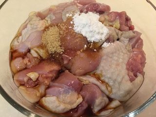 8、无敌台式三杯鸡,加入生粉、糖、酱油、盐