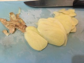 12、无敌台式三杯鸡,姜去皮切0.3cm厚片