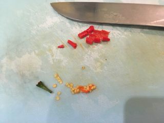 13、无敌台式三杯鸡,辣椒去蒂切开掏去籽再切小段