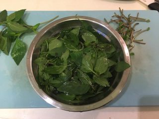 14、无敌台式三杯鸡,九层塔掐去粗梗，留些完整的做装饰