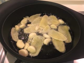 18、无敌台式三杯鸡,加入姜片、蒜仁爆香