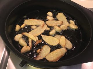 19、无敌台式三杯鸡,姜片、蒜仁煎至金黄色微焦