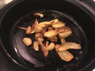 25、无敌台式三杯鸡,加入稍早爆香的姜片、蒜仁