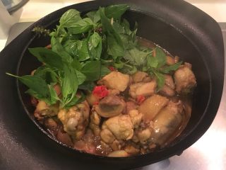 31、无敌台式三杯鸡,加入九层塔、辣椒，继续拌炒