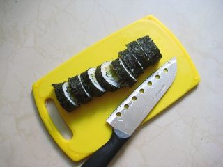 14、牛油果紫菜包饭：适合夏季的高营养清爽主食,14.	刀刃处蘸凉水，紫菜包饭切成段即可。