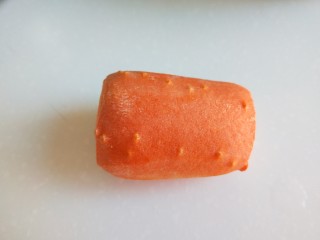 4、新文美食 素什锦,胡萝卜去皮洗干净。