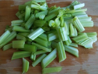 5、新文美食 素什锦,芹菜切段。