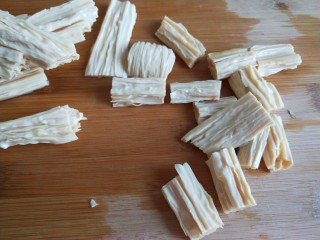 6、新文美食 素什锦,腐竹切成段。