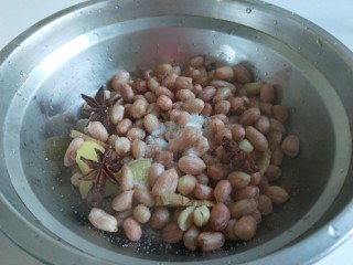 9、新文美食 素什锦,捞出来趁热放入适量盐,鸡精。