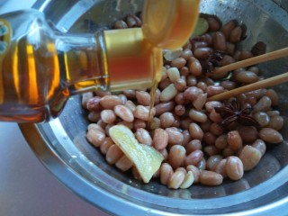 14、新文美食 素什锦,这会的花生米放凉了倒入适量香油。