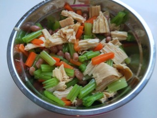 15、新文美食 素什锦,在把胡萝卜,芹菜倒入搅拌均匀?