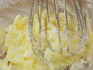 2、椰子脆片,把糖粉加进软化的黄油里面,用手动打蛋器轻轻拌匀,直到看不见糖粉为止,不用打发,只需要拌匀就可以了