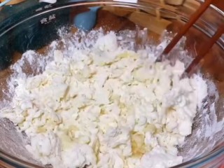 1、菠萝披萨,碗中放入200克面粉，3克酵母，3克白糖，温牛奶120克，玉米油10克，搅成絮状。