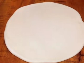 3、菠萝披萨,擀成十寸大小的圆饼。