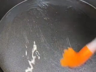 4、菠萝披萨,饼盘刷上油。