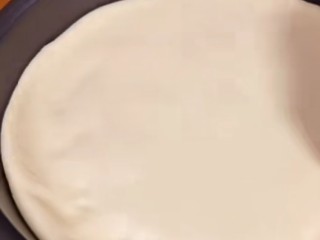 5、菠萝披萨,把饼放入饼盘中，铺好。