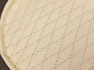 6、菠萝披萨,用叉子有规律的加出许多小孔。