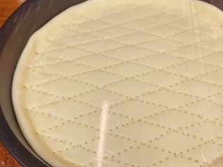 7、菠萝披萨,盖上保鲜膜醒发到原本的两倍厚。