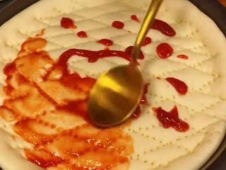 8、菠萝披萨,刷上一层番茄酱。