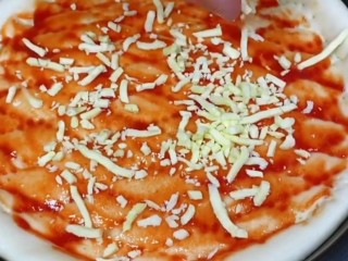 9、菠萝披萨,撒上一层芝士。