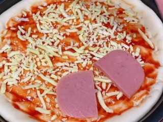 10、菠萝披萨,将切好的火腿片这样有规律的摆放一成。