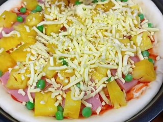 12、菠萝披萨,再撒上一层厚厚的芝士。