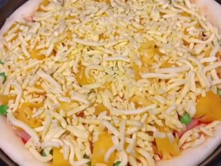 13、菠萝披萨,烤箱提前预热，上下火180°烤25分钟。