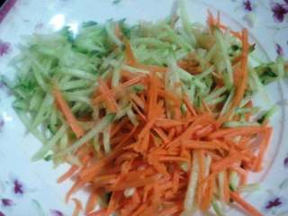 2、自制【披萨】,把红萝卜和丝瓜都切成丝