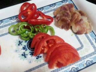 3、自制【披萨】,辣椒和腊肠西红柿都切成片。