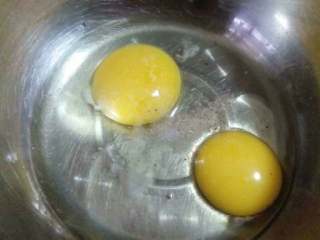 4、自制【披萨】,打入鸡蛋加入盐和胡椒粉搅拌均匀。