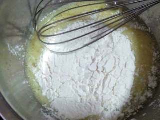 5、自制【披萨】,在加入面粉搅拌。
