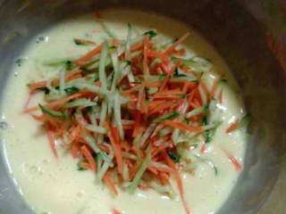 7、自制【披萨】,加入切好的胡萝卜丝和丝瓜。