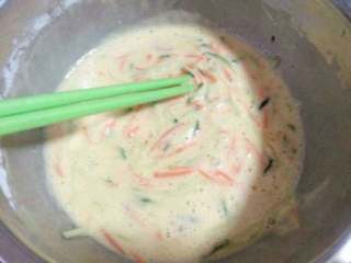 8、自制【披萨】,搅拌均匀。