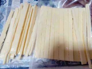 9、自制【披萨】,准备好的奶酪。