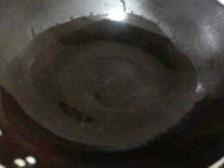 10、自制【披萨】,锅里放油。