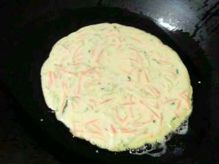 11、自制【披萨】,倒入搅拌好的鸡蛋。