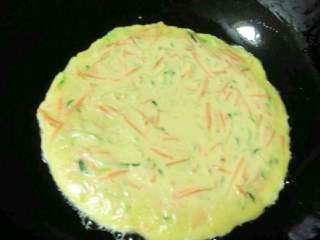 12、自制【披萨】,用铲子翻一面。