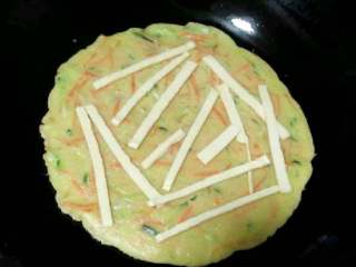 13、自制【披萨】,放上奶酪。