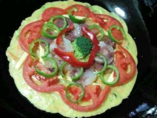 14、自制【披萨】,在放上西红柿和青红辣椒,腊肠放底下在西兰花放中间摆成这样。