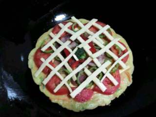 15、自制【披萨】,在加上奶酪小火慢慢炸。