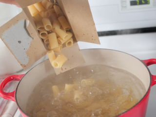 3、辣味香脆比萨,烧开一锅盐水，倒入通心粉。