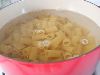 4、辣味香脆比萨,根据包装煮熟通心粉。