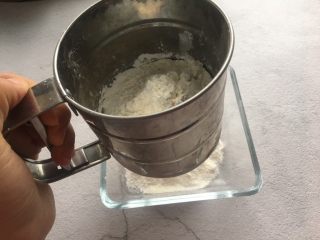 1、玛格丽特饼干,低筋面粉和玉米淀粉混合过筛待用；