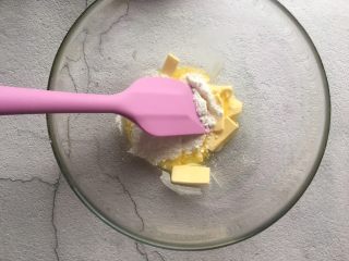 2、玛格丽特饼干,软化的黄油加入过筛的糖粉；