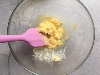 3、玛格丽特饼干,用刮刀搅拌均匀；