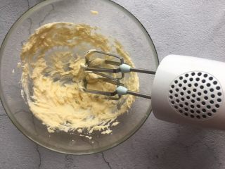 4、玛格丽特饼干,电动打蛋器打发至体积变大，颜色变浅；