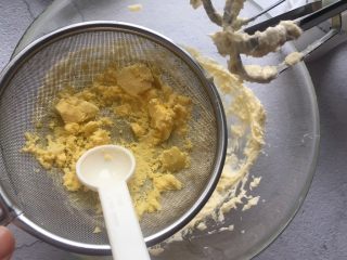 5、玛格丽特饼干,将熟蛋黄放到筛子里筛出细末状；
